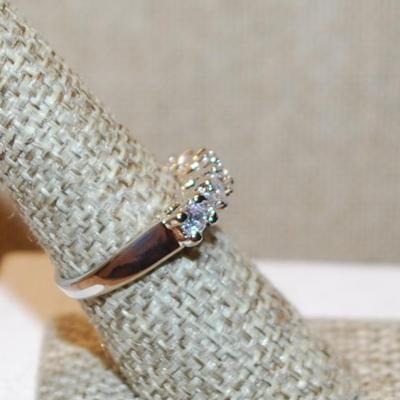 Size 7½ Row of 5 Clear Stones Ring on a Silver Tone Band (3.9g)