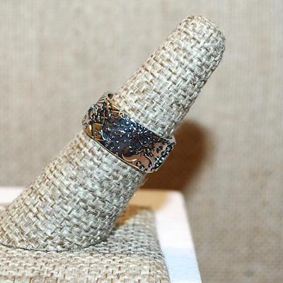 Size 7½ "Sunburst, Moons & Stars" Ring on a Silver Tone No Stones Band (5.4g)