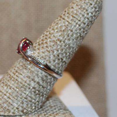 Size 7½ Two-Tone Red HEART Ring with Swirl Accents & Stones on a Silver Tone Band (2.3g)
