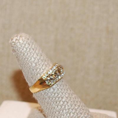 Size 7½ Swirled Chain Link Two-Toned Setting Ring & 2 Lines of Clear Stone Accents on a Gold Tone Band (4.2g)
