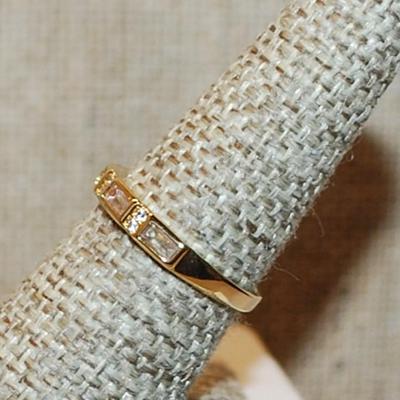 Size 7½ "Gold-Lined" Set of 5 Square Stones Ring with Clear Stones In Between on a Gold Tone Band (2.1g)