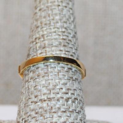 Size 7½ "Gold-Lined" Set of 5 Square Stones Ring with Clear Stones In Between on a Gold Tone Band (2.1g)