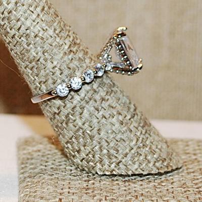 Size 7½ Hi-Rise Clear Rectangle Stone Ring with 10 Side Accent Stones on a Silver Tone Band (3.9g)