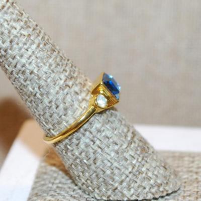 Size 7¾ Square Aquamarine Blue Stone Ring with 2 Opal-Style Round Stone Accents on a Gold Tone Band (1.8g)