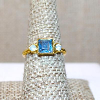 Size 7¾ Square Aquamarine Blue Stone Ring with 2 Opal-Style Round Stone Accents on a Gold Tone Band (1.8g)