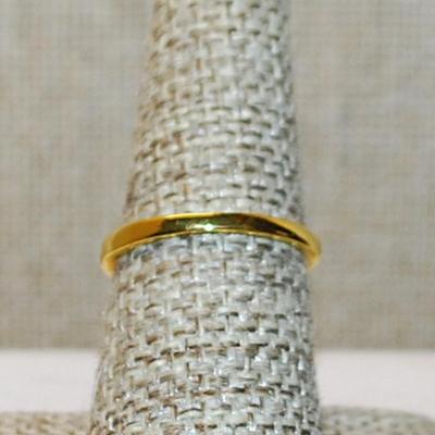 Size 7¾ Side Positioned Marquise Shaped Clear Main Stone Ring with a Gold Tone Band (2.2g)