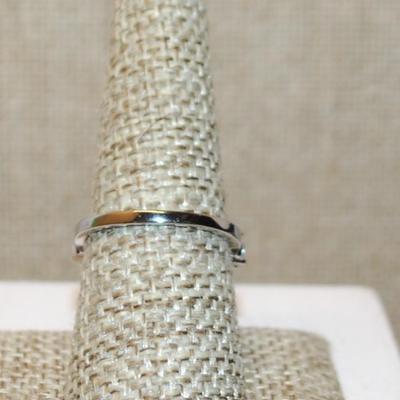 Size 8 Large Oval Clear Stone Ring with 8 Diamond Shape Side Accents on a Silver Tone Band (5.0g)