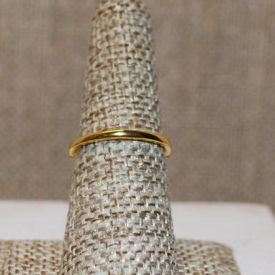 Size 8 Single Small Clear Center Stone Ring in a Black & Gold Heart Setting and Gold Tone Band (2.4g)