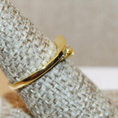 Size 8 Overlap Style Setting Ring with Small Main Stone & Side Accents on a Gold Tone Band (2.2g)