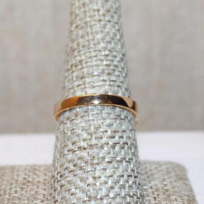 Size 8 Double Rows Clear Angled Marquise Cut Stones Ring with a Rosy Gold Center Line on a Gold Tone Band (3.7g)