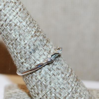 Size 8 Delicate Swirls Intertwined Ring with Clear Stones and Silver Tone Band (1.3g)