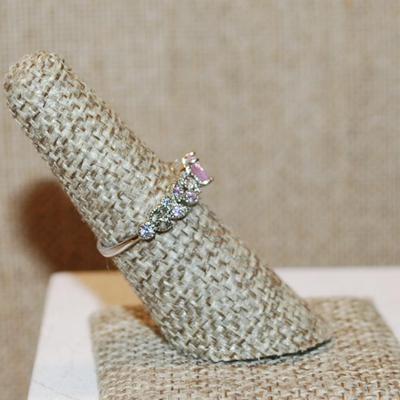 Size 8¼ Transparent Light Pink HEART Stone Ring with Pink "Leaf" Side Accents on a Silver Tone Band (2.4g)