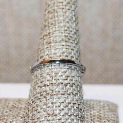 Size 8¼ Clear HEART Stone Ring with Clear "Leaf" Side Accents on a Silver Tone Band (2.2g)