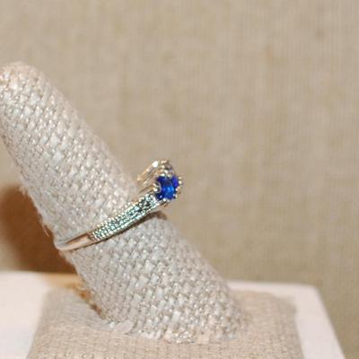 Size 8¼ Triple Deep Blue Round Stones Ring on a Silver Tone Band (3.9g)