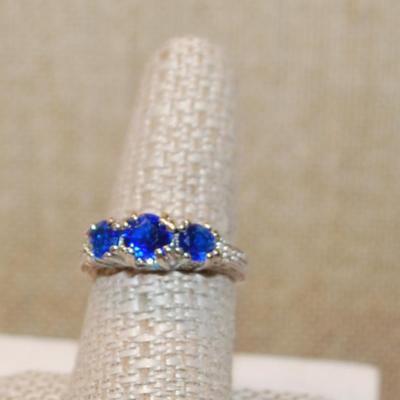 Size 8¼ Triple Deep Blue Round Stones Ring on a Silver Tone Band (3.9g)