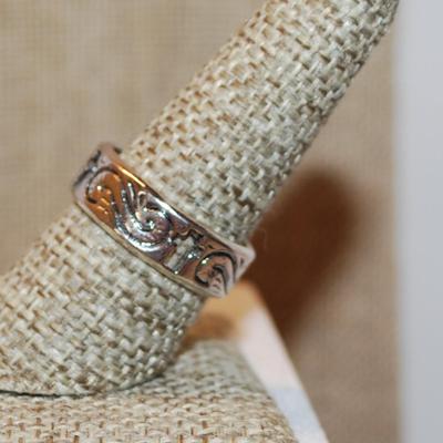 Size 8½ Marked .925 4 Hollowed Out CROSSES on a Graphically Design Silver Band (5.1g)