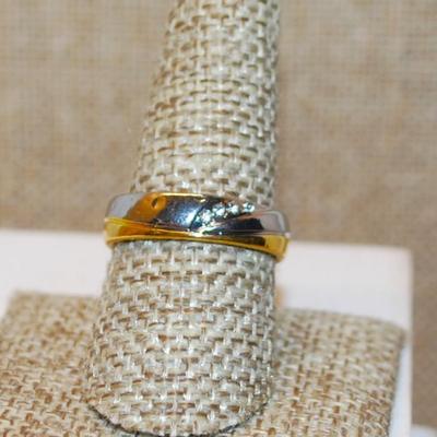 Size 8¾ Two Tone Ring with a 4 Stone Line Accent on a Silver Tone Band (4.8g)