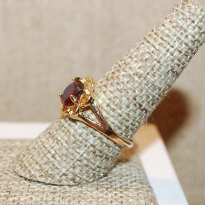 Size 9 Deep Red Round Stone Ring with "Circles" Accents on a Gold Tone Band (3.0g)