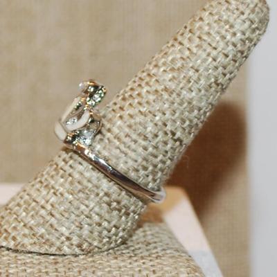 Size 9 White CROWN Enamel Ring & Round Clear Stone Top on a Silver Tone Band (4.1g)