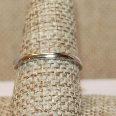 Size 9 White CROWN Enamel Ring & Round Clear Stone Top on a Silver Tone Band (4.1g)