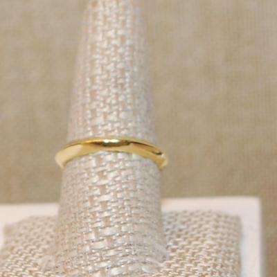 Size 9 Clear Main Stone in a "Diamond Shaped" Setting Ring & Accents On a Beveled Gold Tone Band (3.7g)