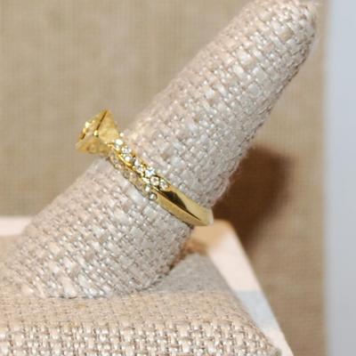Size 9 Clear Main Stone in a "Diamond Shaped" Setting Ring & Accents On a Beveled Gold Tone Band (3.7g)