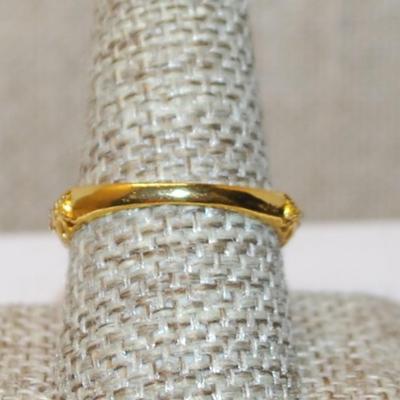 Size 9¼ Highrise 4 Prong Green Stone Ring Side Line Accent Stones on a Gold Tone Band (4.7g)