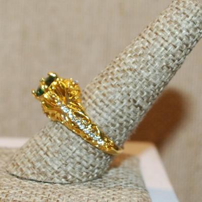 Size 9¼ Highrise 4 Prong Green Stone Ring Side Line Accent Stones on a Gold Tone Band (4.7g)