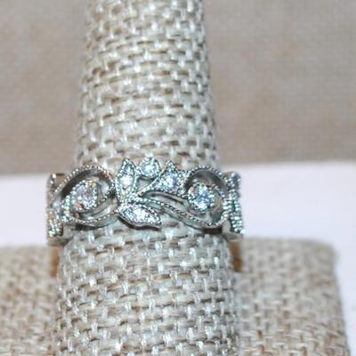 Size 10¼ Array of Glitter Rolls of Leaves and Stems Ring with a Silver Tone Band (4.0g)