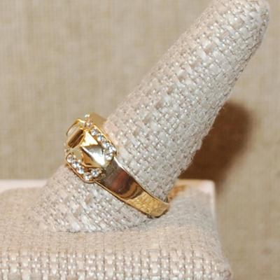 Size 11¼ Round Clear Stone with Line Accents Ring & Side Pyramid Sides on a Gold Tone Band (6.2g)