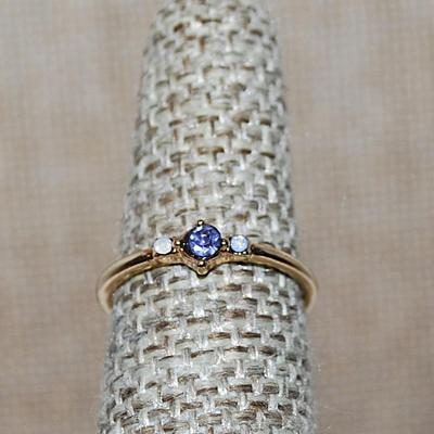 Size 6½ Delicate Round BLUE Stone Ring & 2 Opaque White Side Stones on a Gold Tone Band (1.1g)