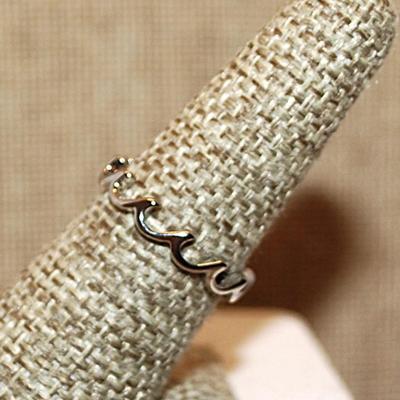 Size 7 Delicate Infinity Style "Ocean Waves" Ring on a Silver Tone Band (1.4g)