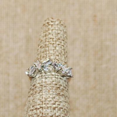 Size 6¾ Staggered Clear Rectangle & Circle Stones on a Silver Tone Band (2.4g)