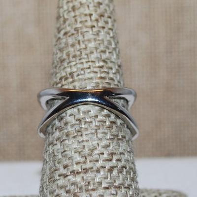 Size 7 Criss-Cross Silver Tone Band with Gold Colored Edging and Side Indents (4.5g)