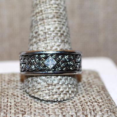 Size 13½ Marked .925 Single Clear Stone Ring on a Graphic Designed Silver Colored Black Tone Band (10.7g)