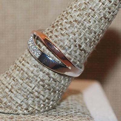 Size 8 Two Tone Rose Gold & Silver Tone Criss-Cross Ring on a Silver Tone Band (3.4g)