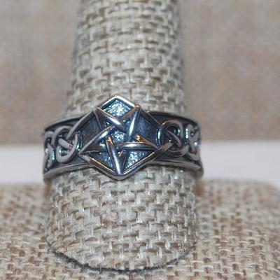 Size 11 Metal No-Stones "Interlocking STAR" Ring on a Solid Silver Tone Band (6.7g)