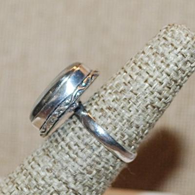 Size 6 Marked .925 Oval Shaped GOLD PYRITE Gemstone Ring on a Silver-Plated Band (6.1g)