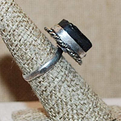 Size 6½ Marked .925 Square Shaped BLACK TITANIUM Gemstone Ring with "Swirled Rope Surround" on a Silver-Plated Band (6.8g)