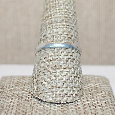 Size 9 Marked .925 TRAPAZOID Shaped BLACK TITANIUM Gemstone Ring with "Looped Surround" on a Silver-Plated Band (5.7g)