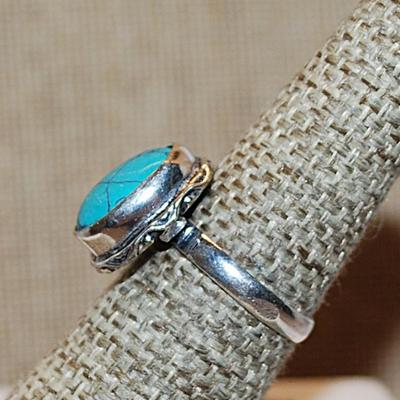 Size 7½ Marked .925 Oval Crackled Turquoise Gemstone Ring on a Silver-Plated Band (3.1g)