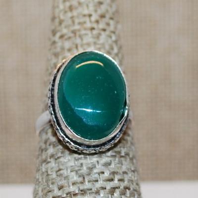 Size 7 Marked .925 Opaque GREEN CABOCHON Gemstone Ring on a Silver-Plated Band (4.6g)