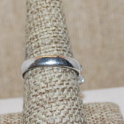 Size 10 Marked .925 Oval WHITE & GREEN CABOCHON Gemstone Ring with Silver-Plated Band (7.0g)