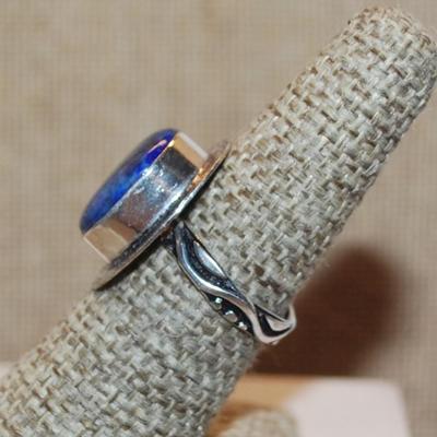 Size 7 BLUES & BROWN Colored Oval CABOCHON Gemstone Ring with a Flat Full Surround on a Silver Tone Band (6.1g)