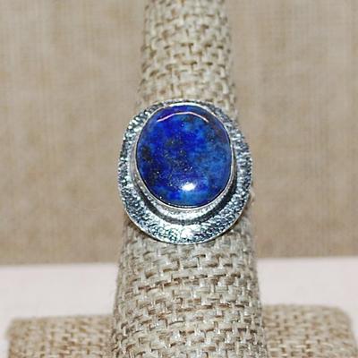 Size 7 BLUES & BROWN Colored Oval CABOCHON Gemstone Ring with a Flat Full Surround on a Silver Tone Band (6.1g)