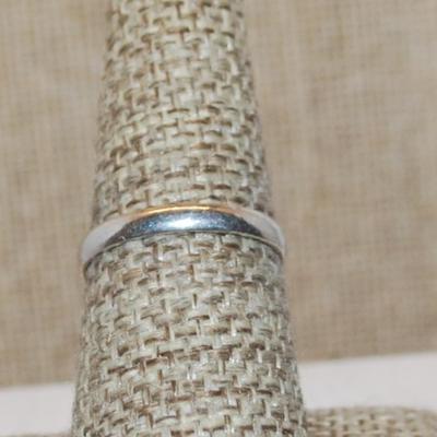 Size 8 Marked .925 Oval TIGER EYE Gemstone Ring with Dimpled Surround on a Silver-Plated Band (5.4g)