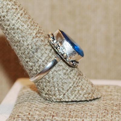 Size 9½ BLUE Pear Shape Transparent Glass Rhinestone Ring with a 6 Loop Rim Setting on a Silver Tone Band (4.9g)
