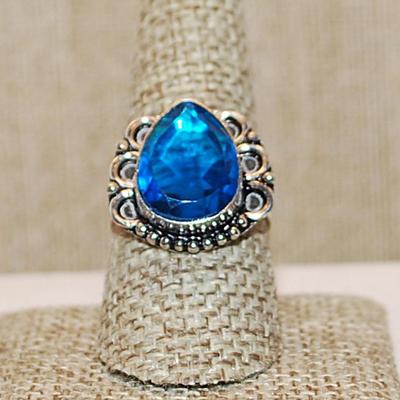 Size 9½ BLUE Pear Shape Transparent Glass Rhinestone Ring with a 6 Loop Rim Setting on a Silver Tone Band (4.9g)