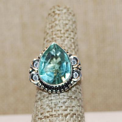 Size 7 Light GREEN Pear Shape Transparent Glass Rhinestone Ring with a 4 Loop Rim Setting on a Silver Tone Band (4.6g)
