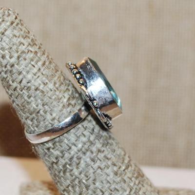 Size 7 Light GREEN Pear Shape Transparent Glass Rhinestone Ring with a 4 Loop Rim Setting on a Silver Tone Band (4.6g)